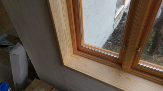 Fönstersmyg av massiv furu